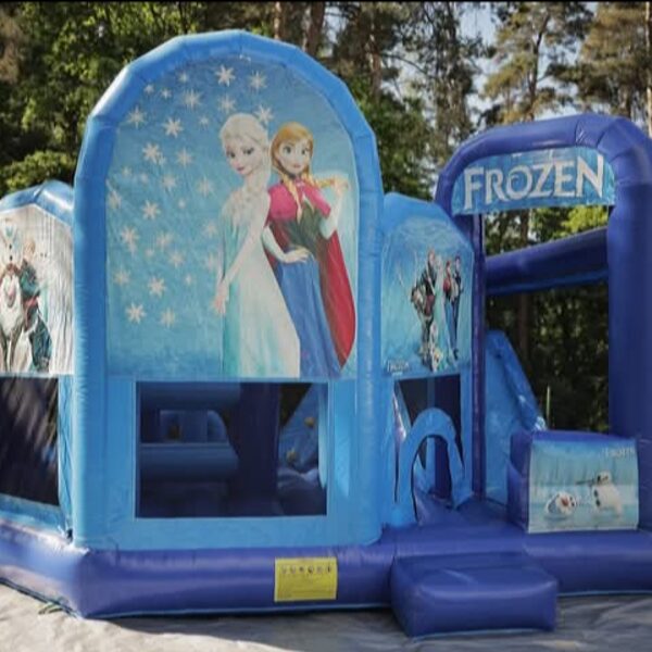 ''Frozen'' piepūšamā atrakcija