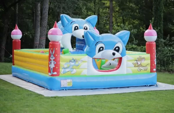 ''Tom&Jerry'' piepūšamā atrakcija
