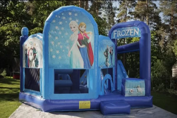 ''Frozen'' piepūšamā atrakcija